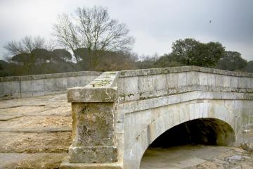 Puente de piedra sobre el Arroyo de Vallelargo